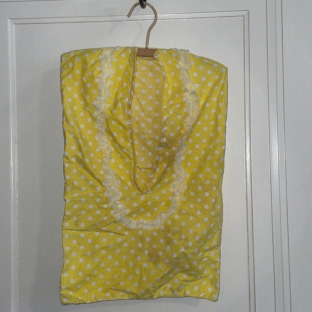 Kitschy Vtg yellow with white‎ polka dots cloth clothes pin holder